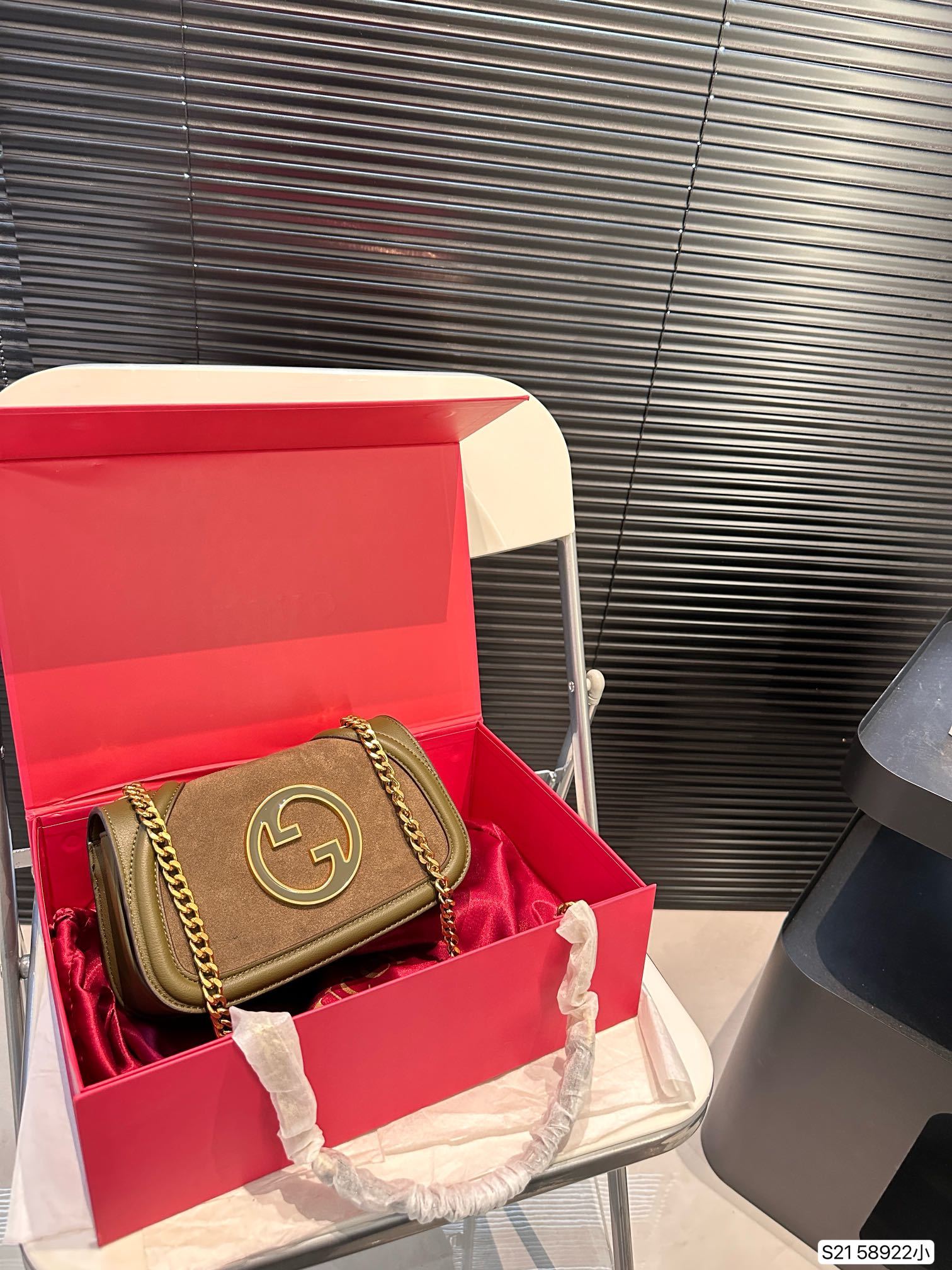 G designs new catwalk model Blondie handbag