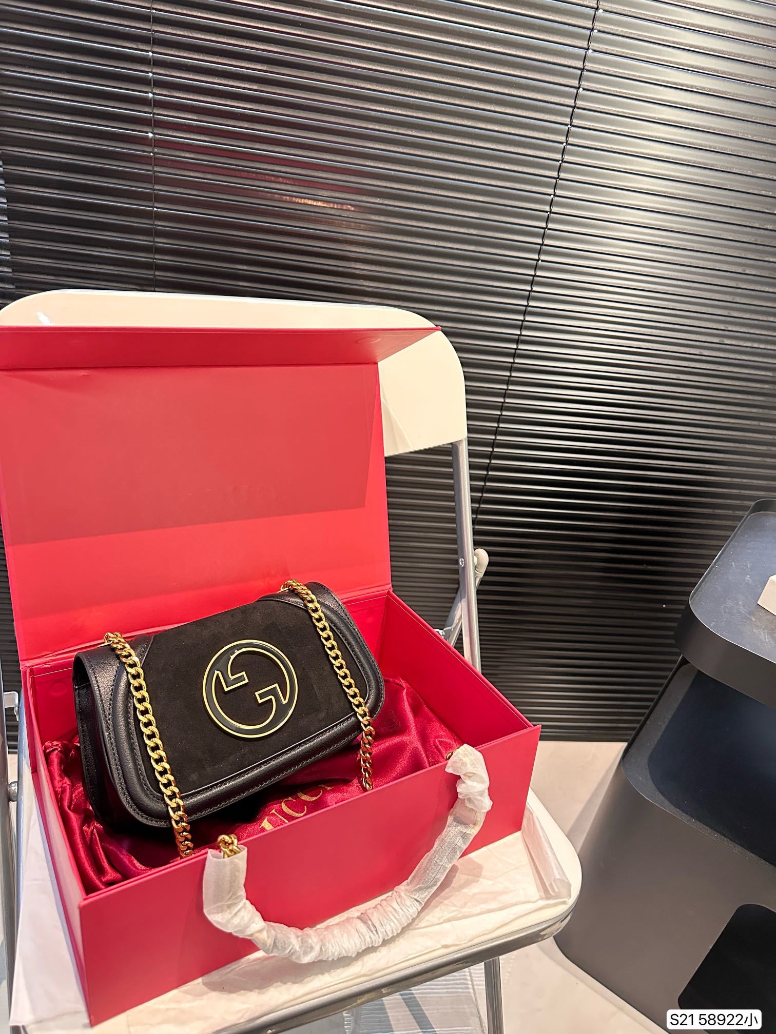 G designs new catwalk model Blondie handbag