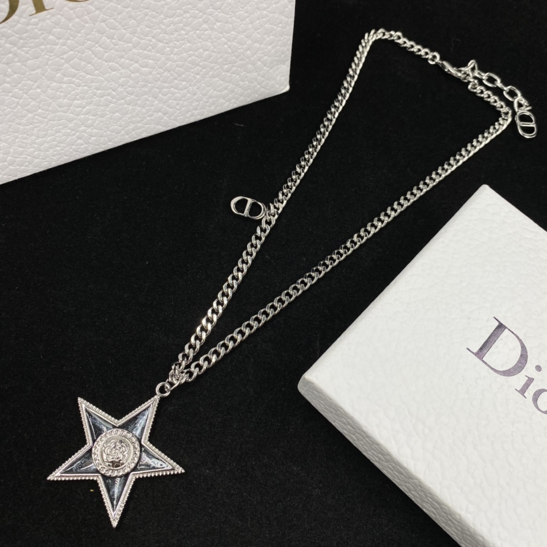 D designFashion Quagram Star Necklace