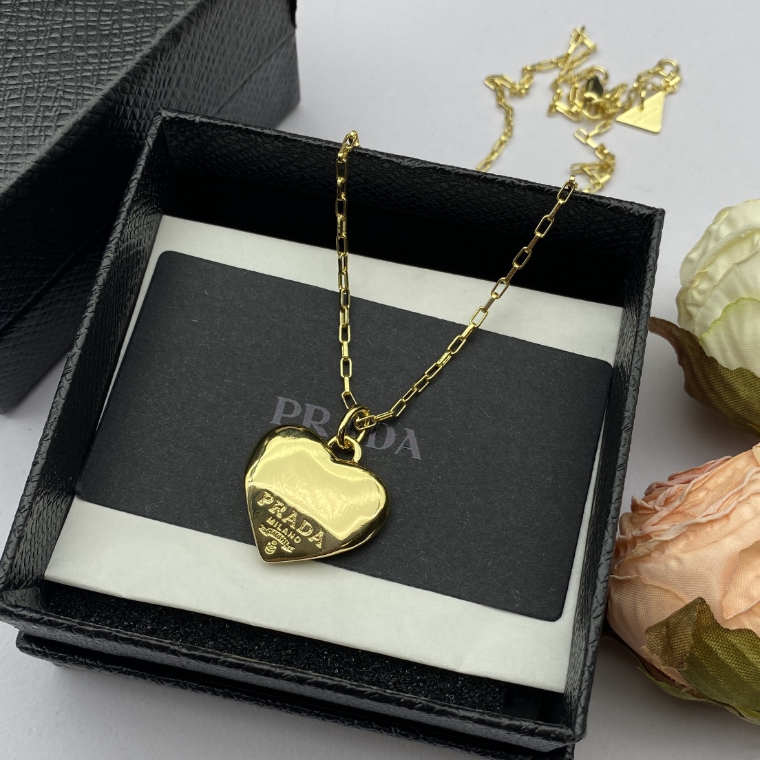 P design fashion necklace