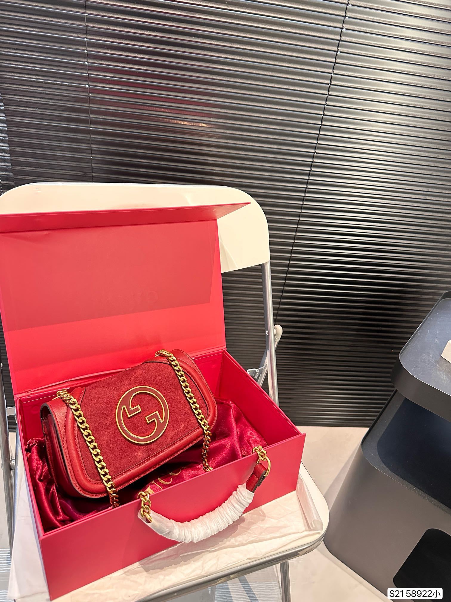 G designs new catwalk model Blondie handbag