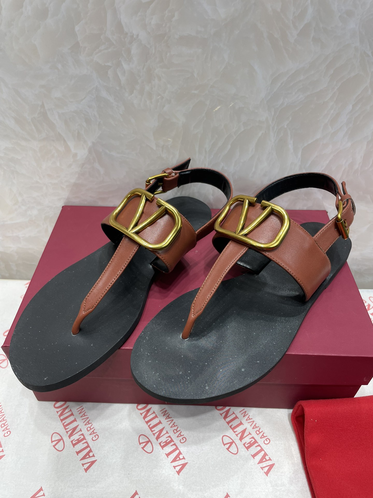 V styleclip-on sandals with straps