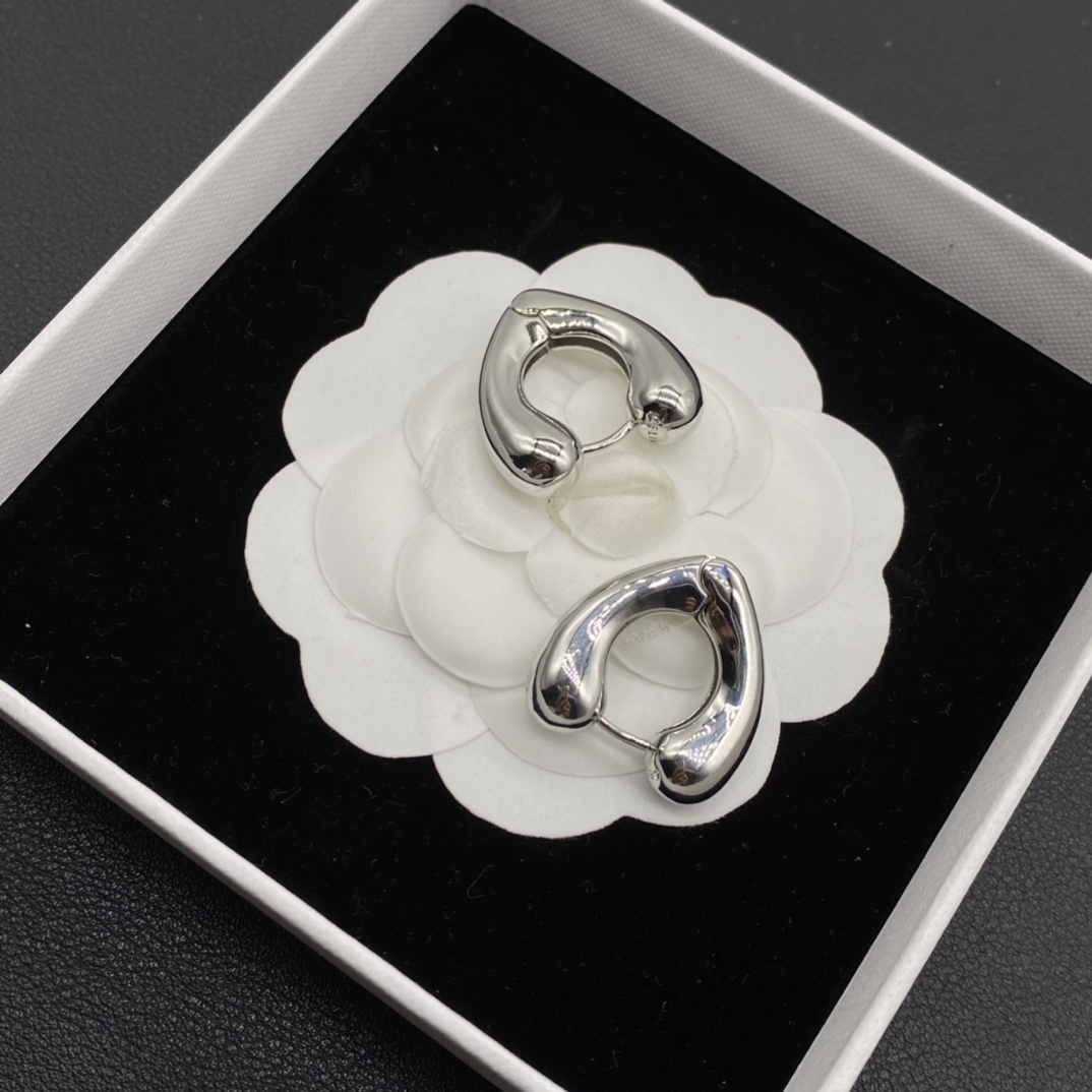 C logo  simple style earrings