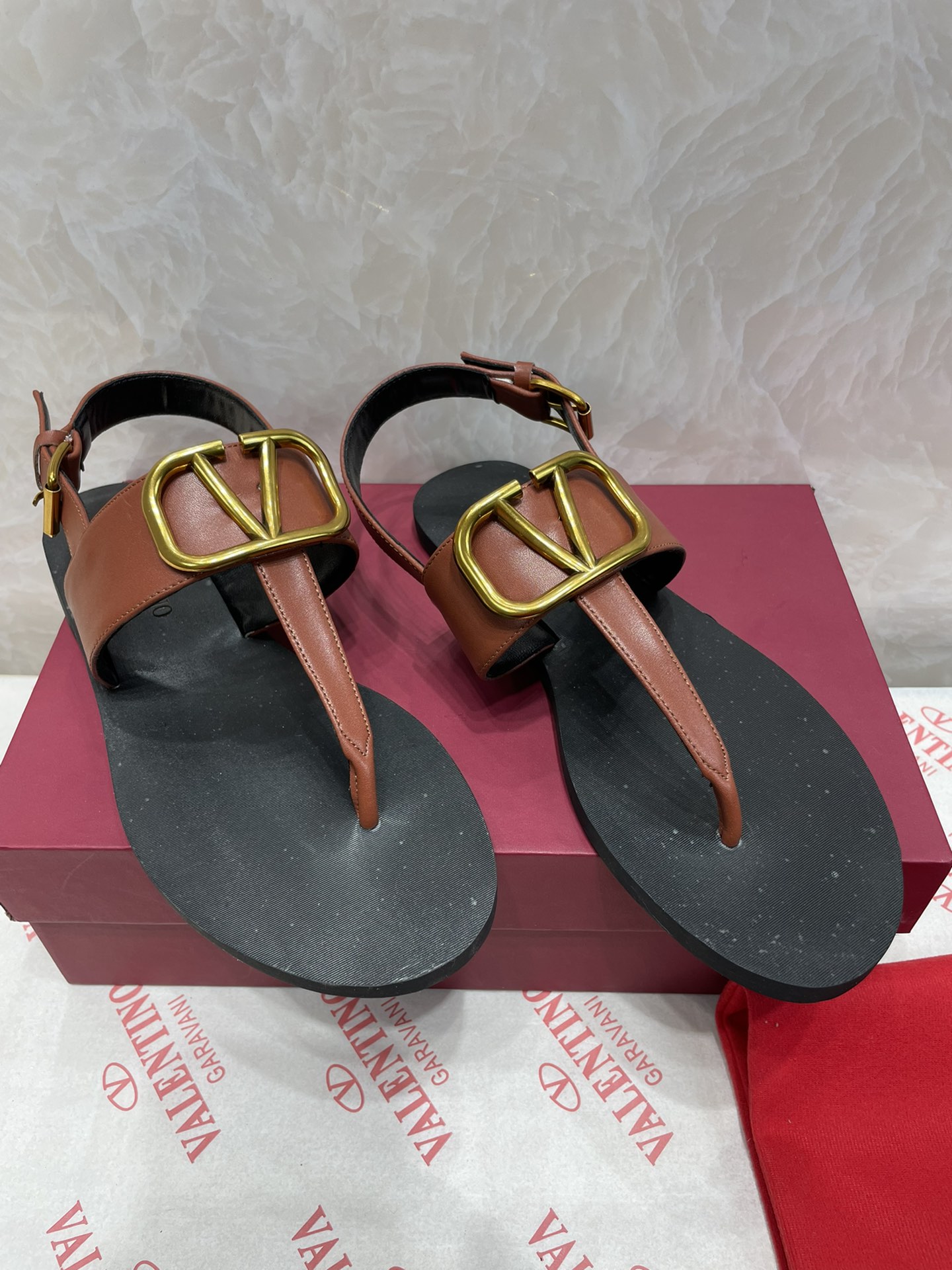 V styleclip-on sandals with straps