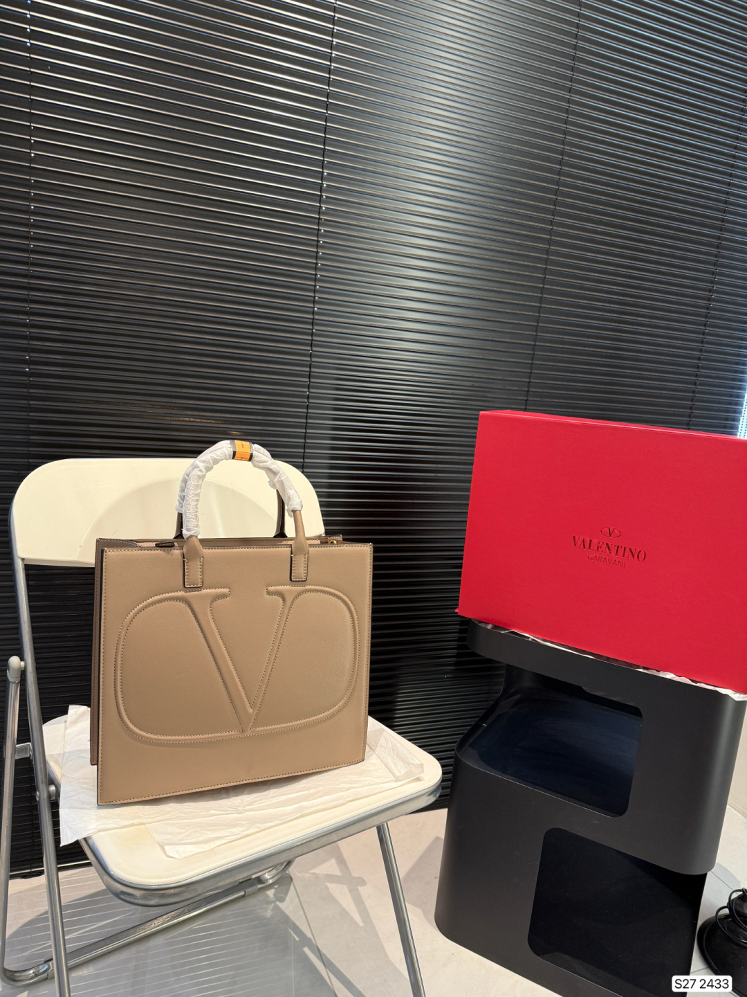 V design classic tote bag