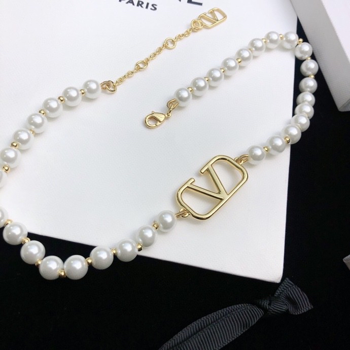 V styleMetal Logo Necklace with White Pearls
