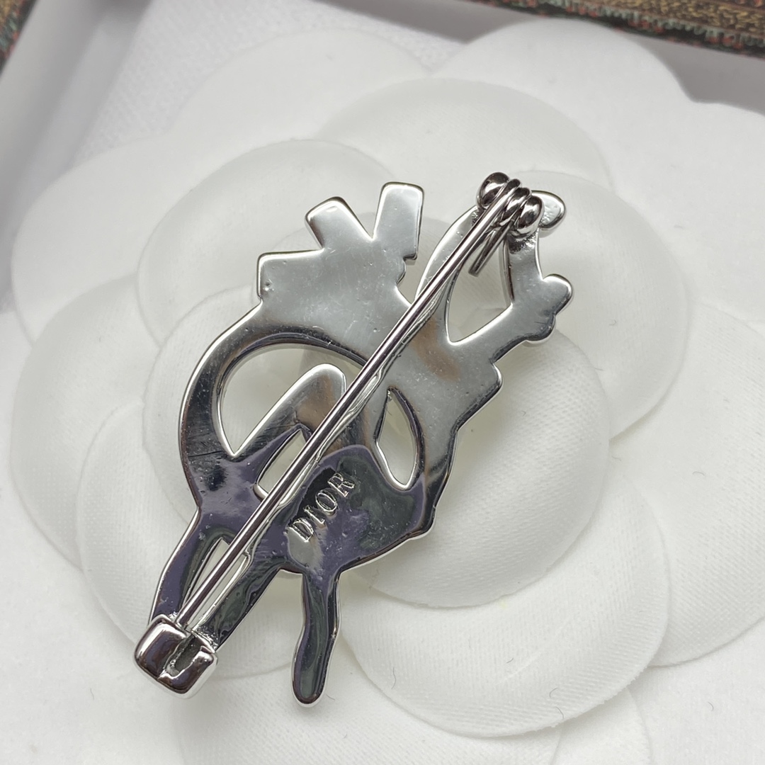 D designletter brooch