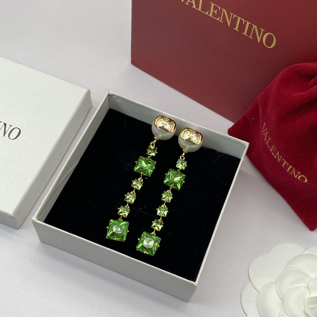 V stylediamond earrings