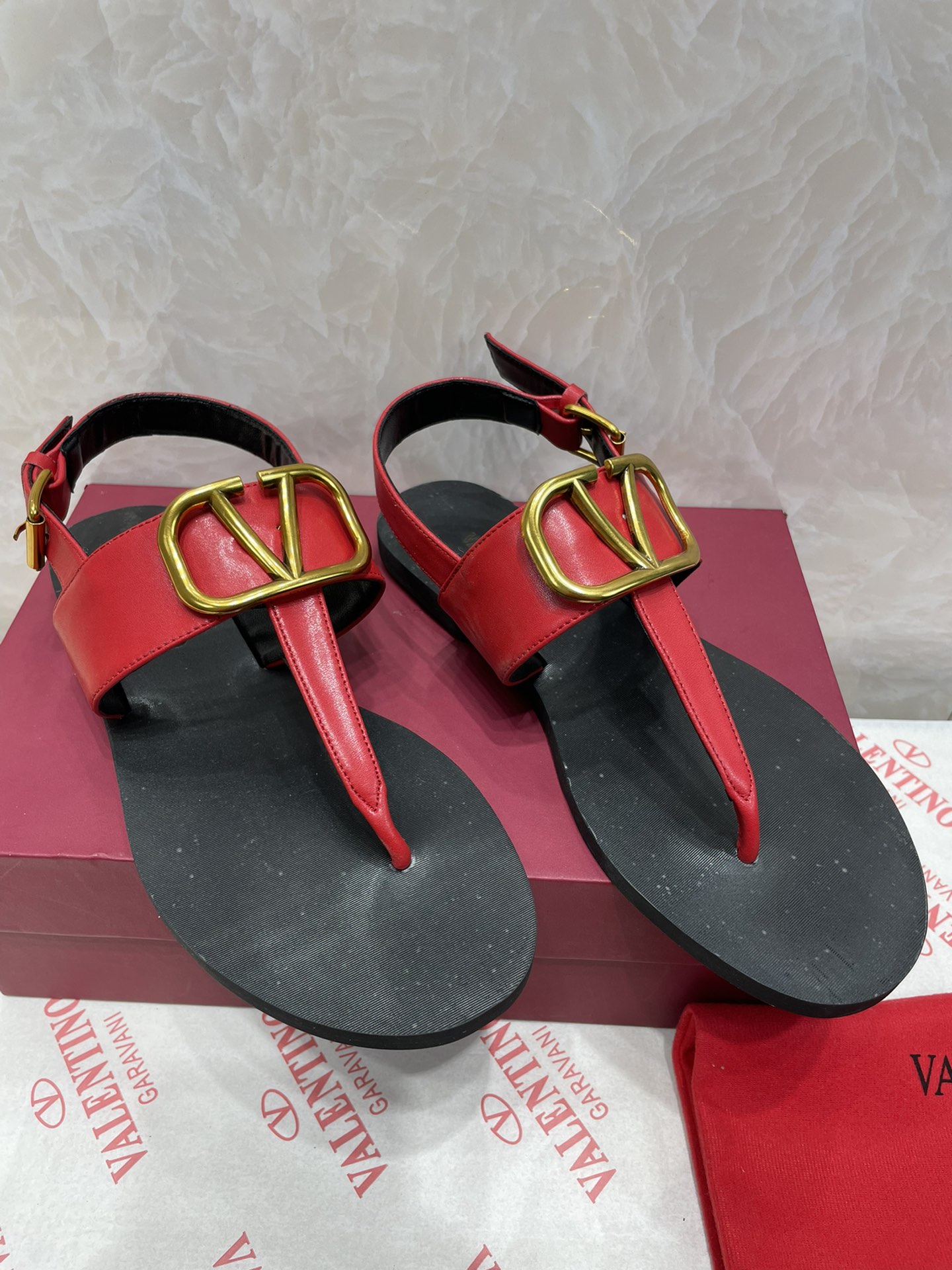 V styleclip-on sandals with straps