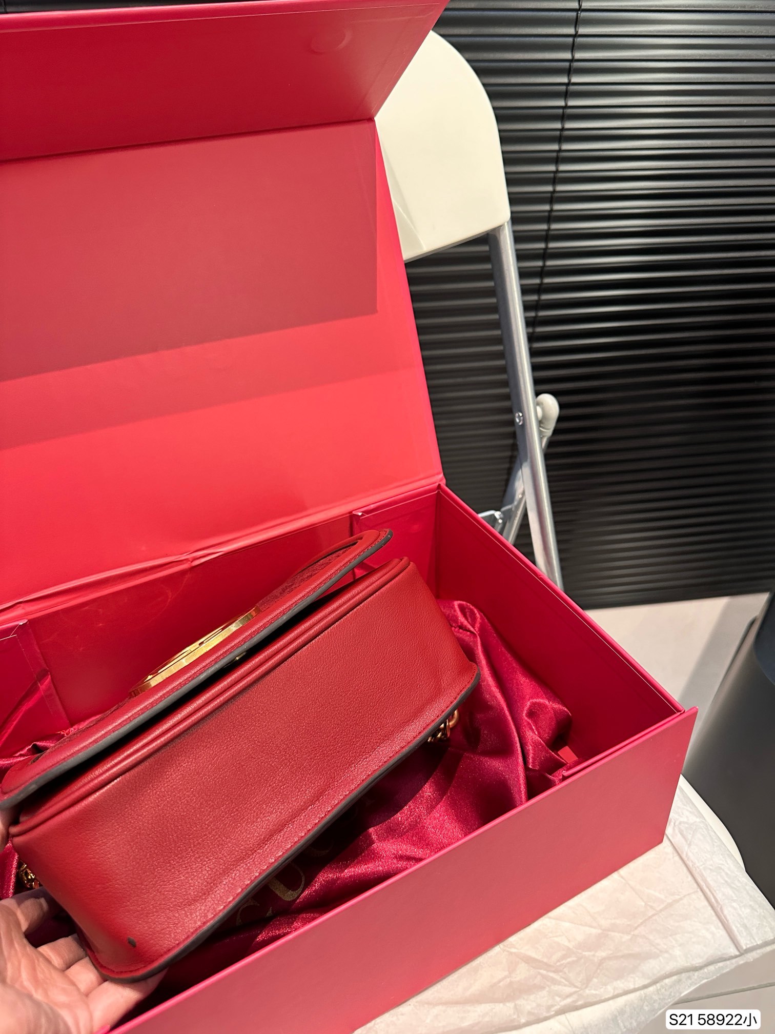 G designs new catwalk model Blondie handbag