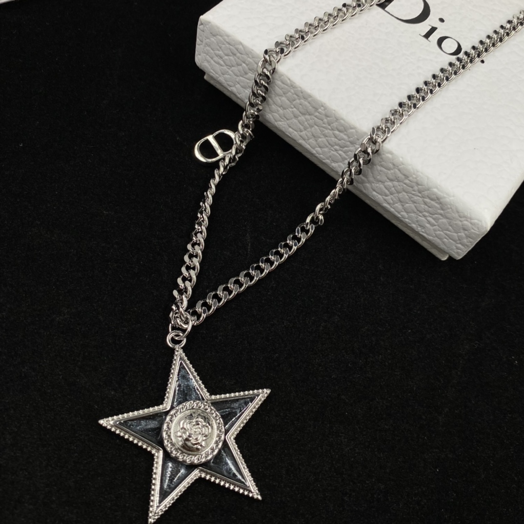 D designFashion Quagram Star Necklace
