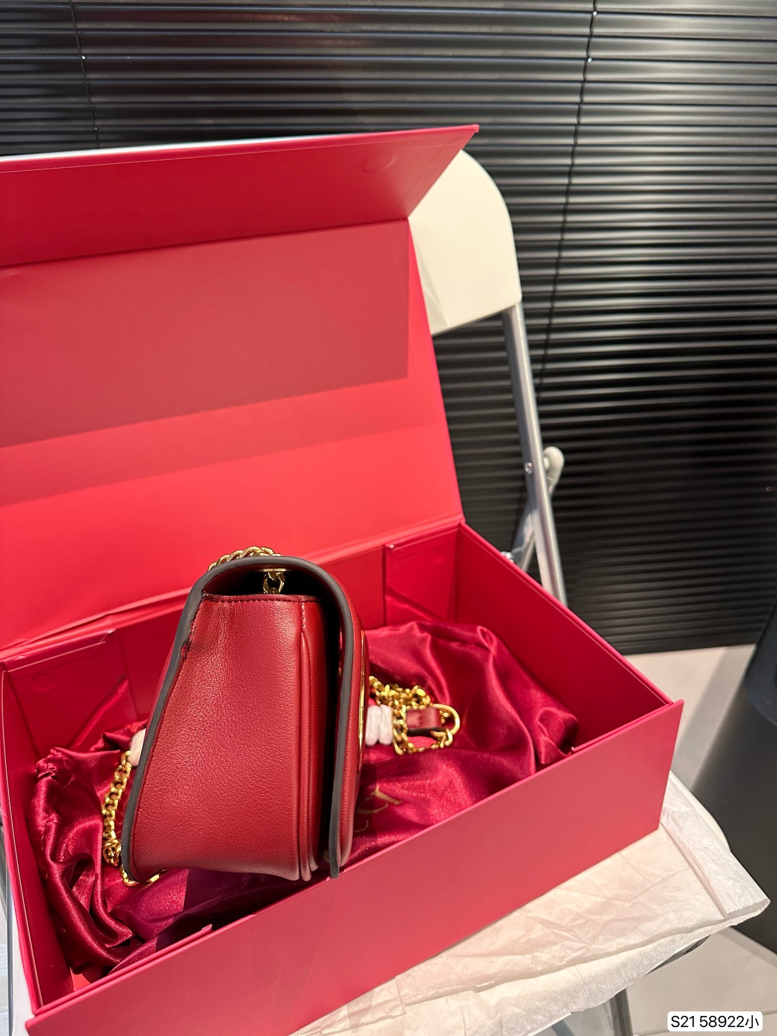 G designs new catwalk model Blondie handbag