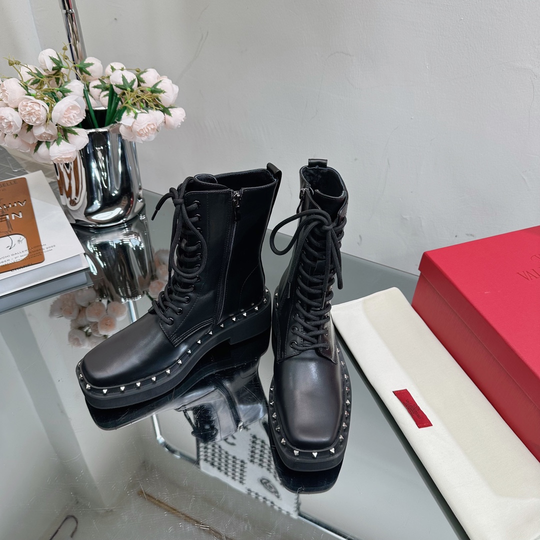 V stylestudded fall and winter must-have new lace-up Martin boots