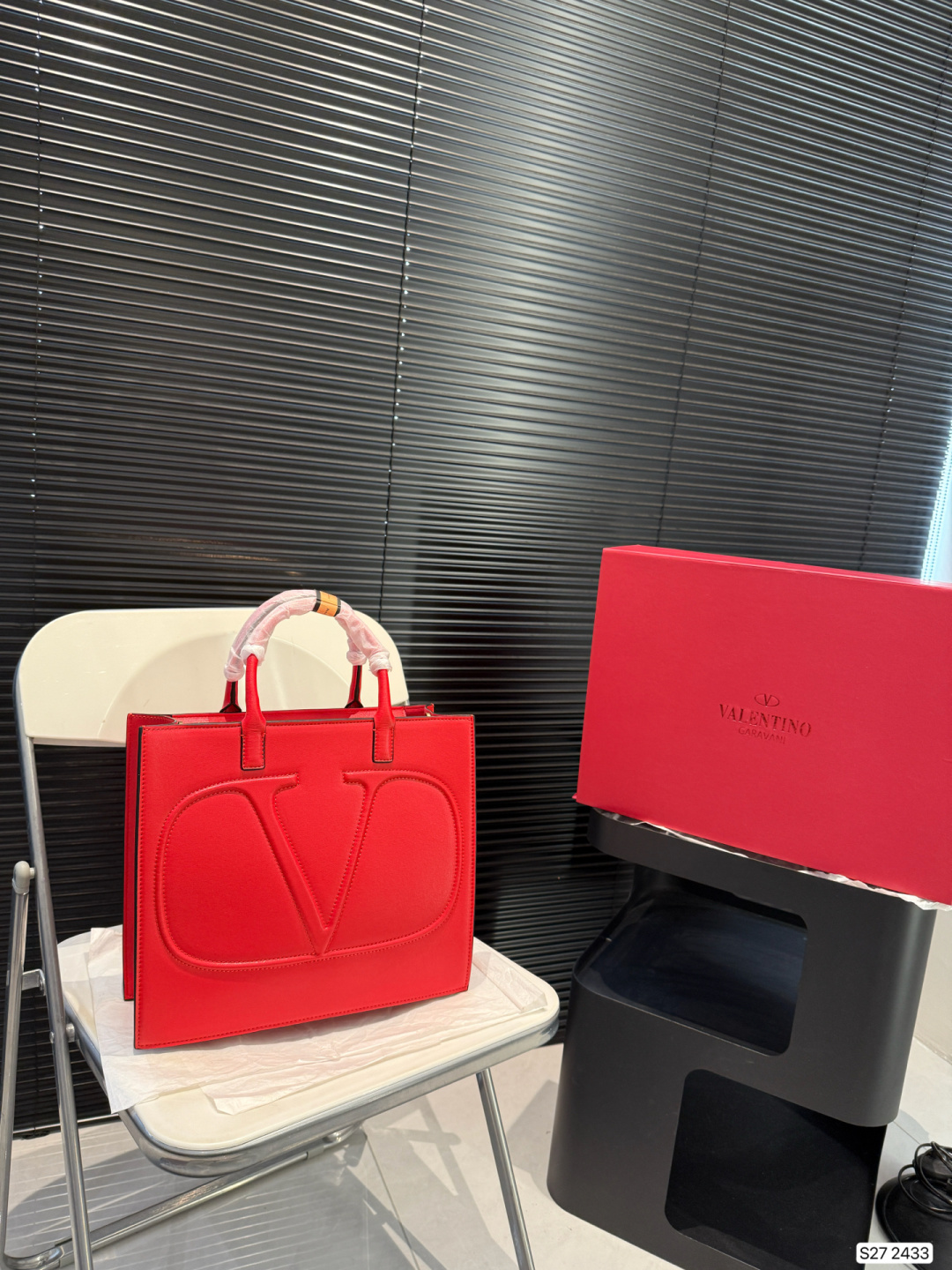 V design classic tote bag