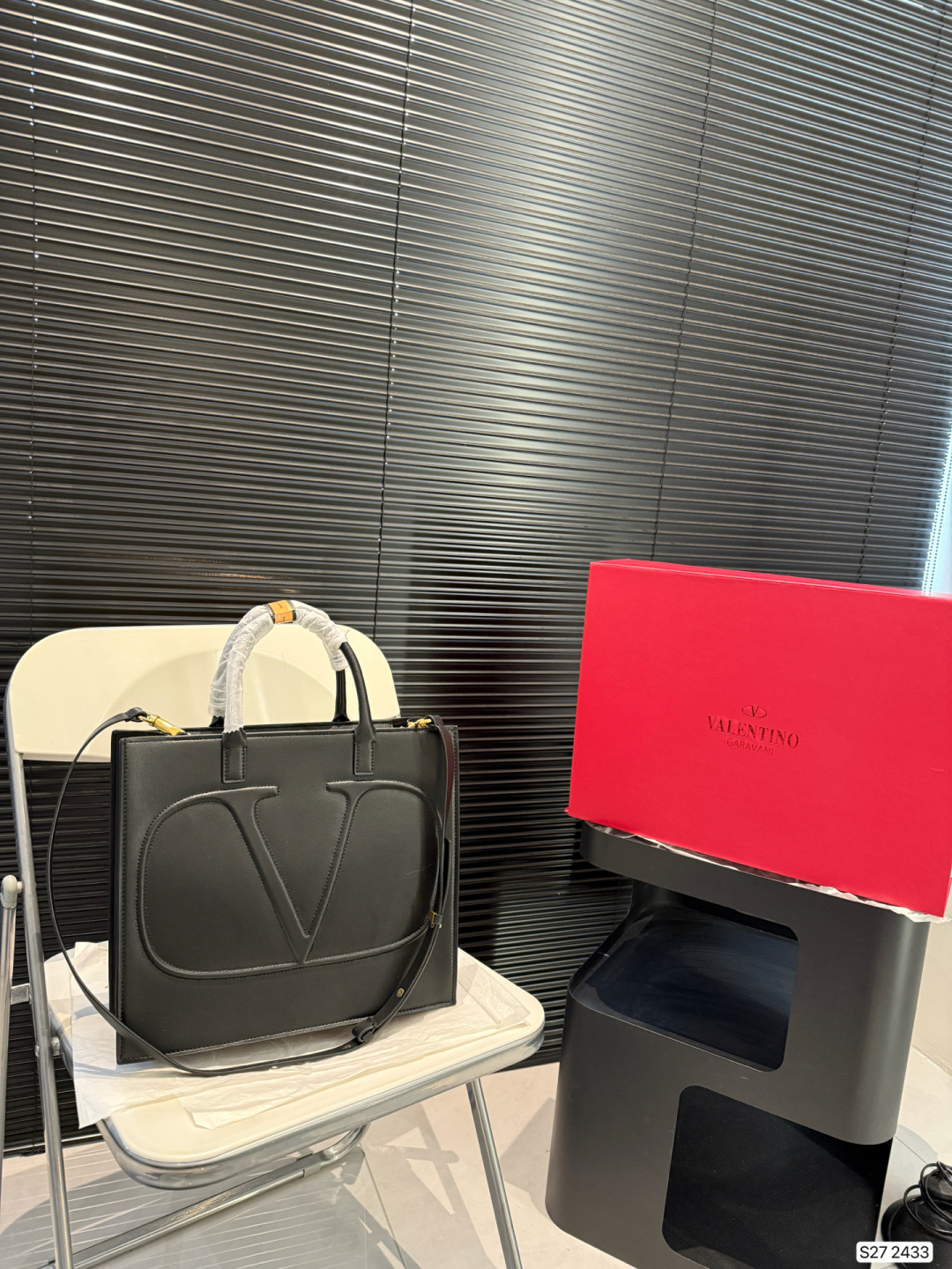 V design classic tote bag