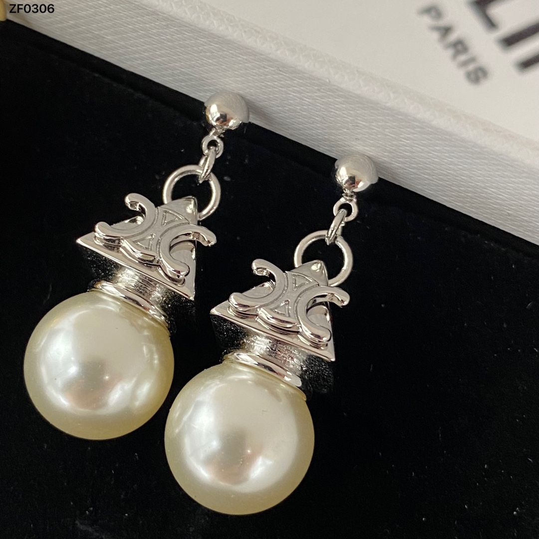 C logo  Stud Earrings