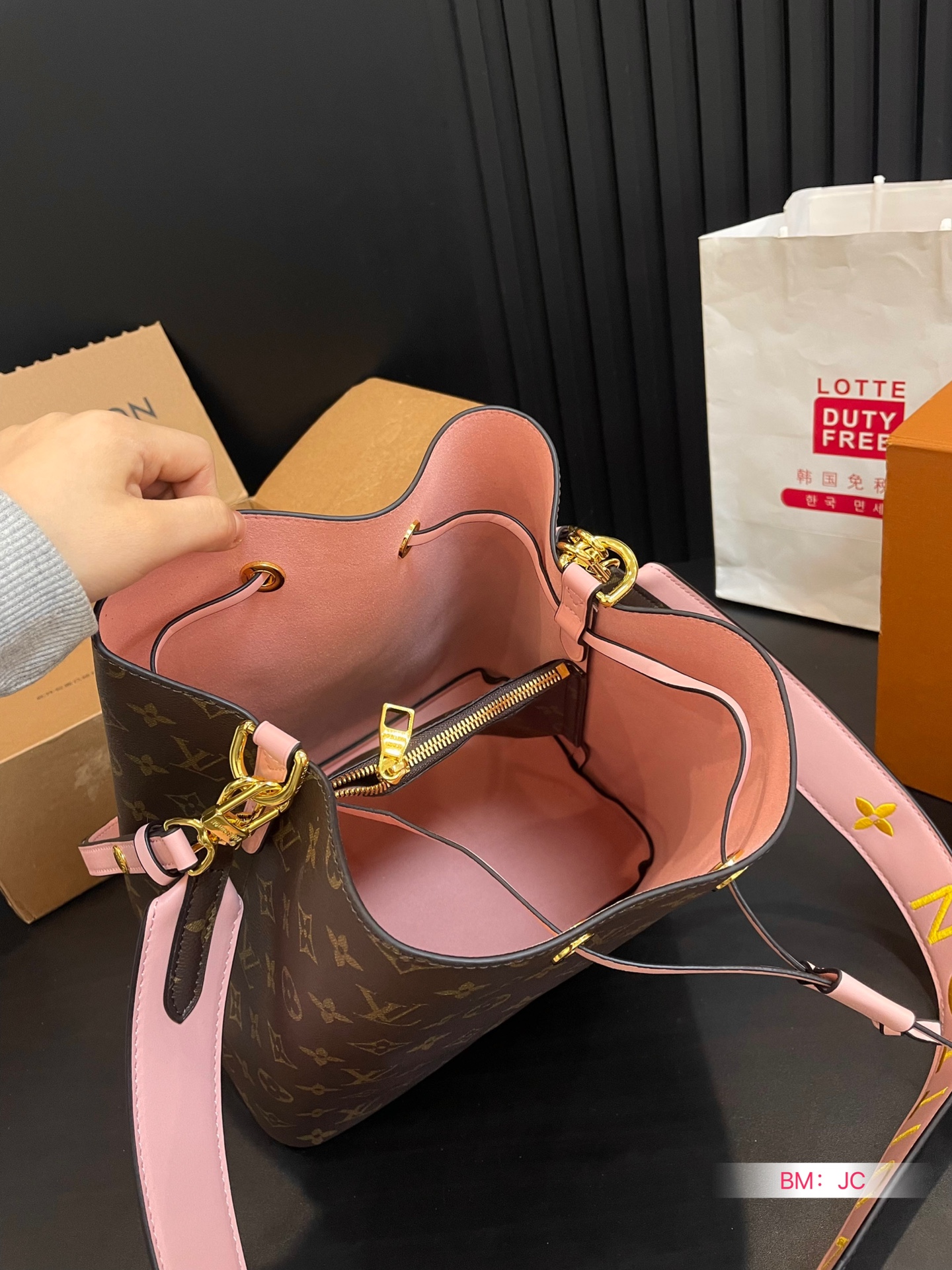 L design  NEONOE bucket leather bag