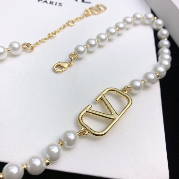 V styleMetal Logo Necklace with White Pearls