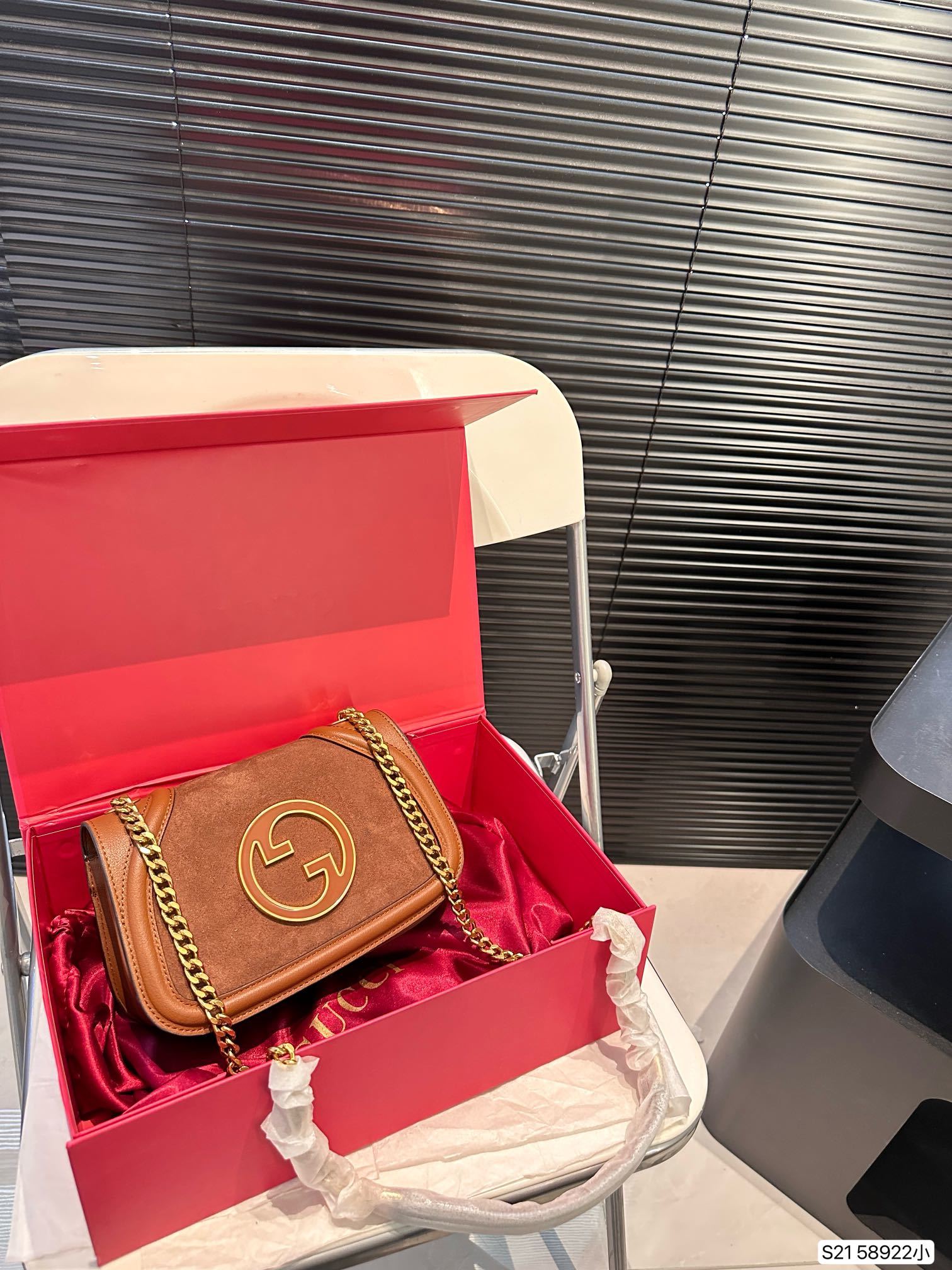 G designs new catwalk model Blondie handbag