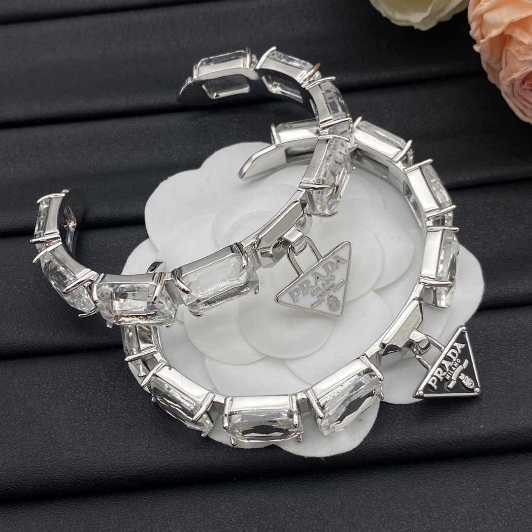 P design new metal bracelet