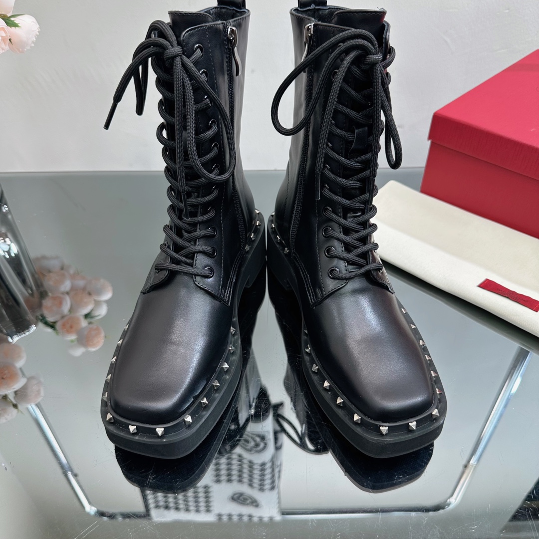 V stylestudded fall and winter must-have new lace-up Martin boots