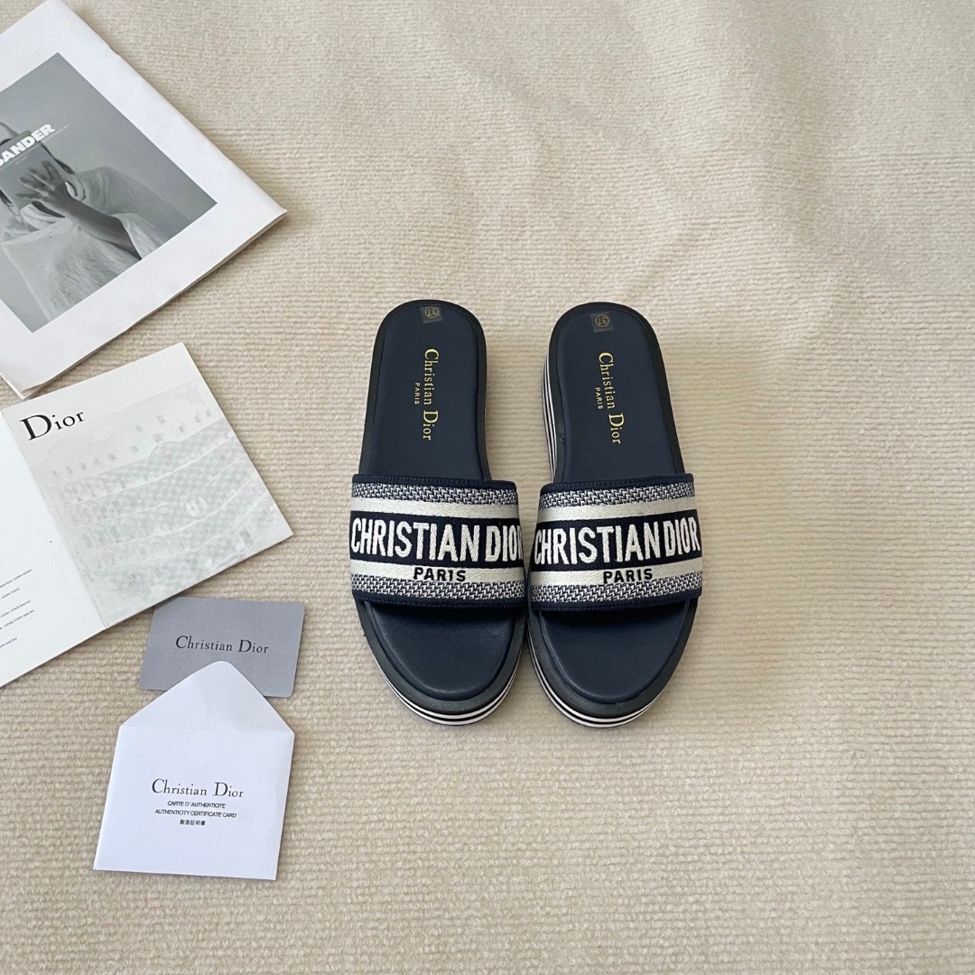 D  thick-soled embroidered slippers