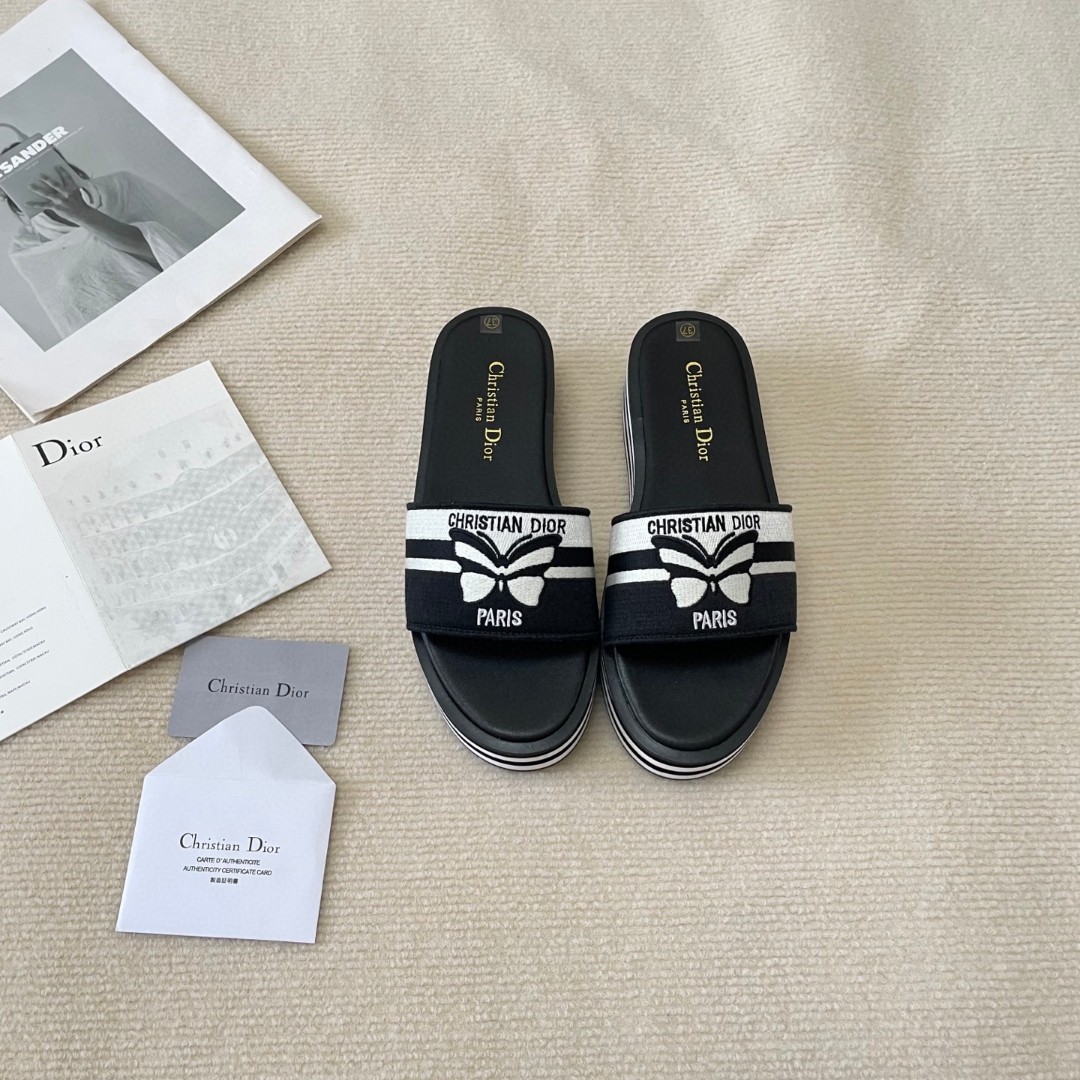 D  thick-soled embroidered slippers