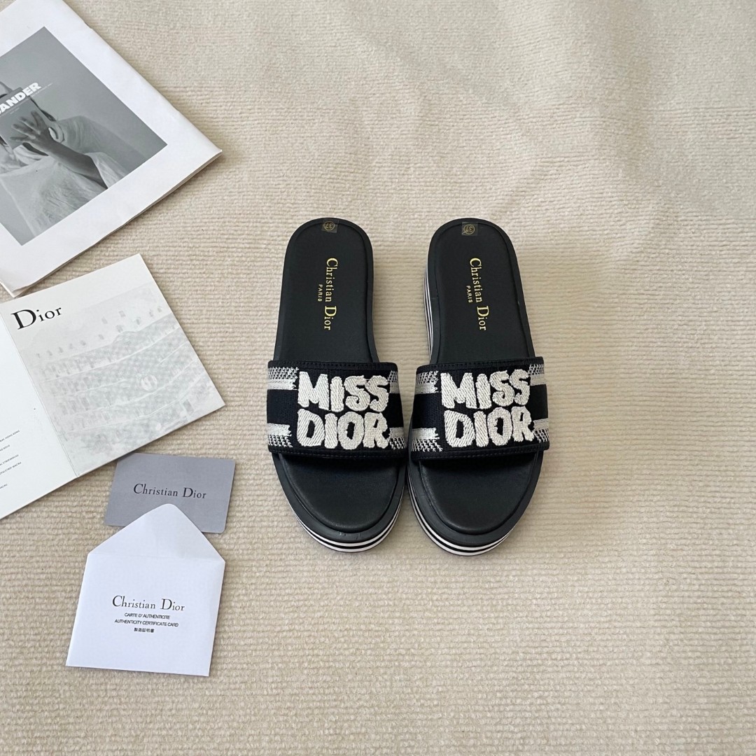 D  thick-soled embroidered slippers