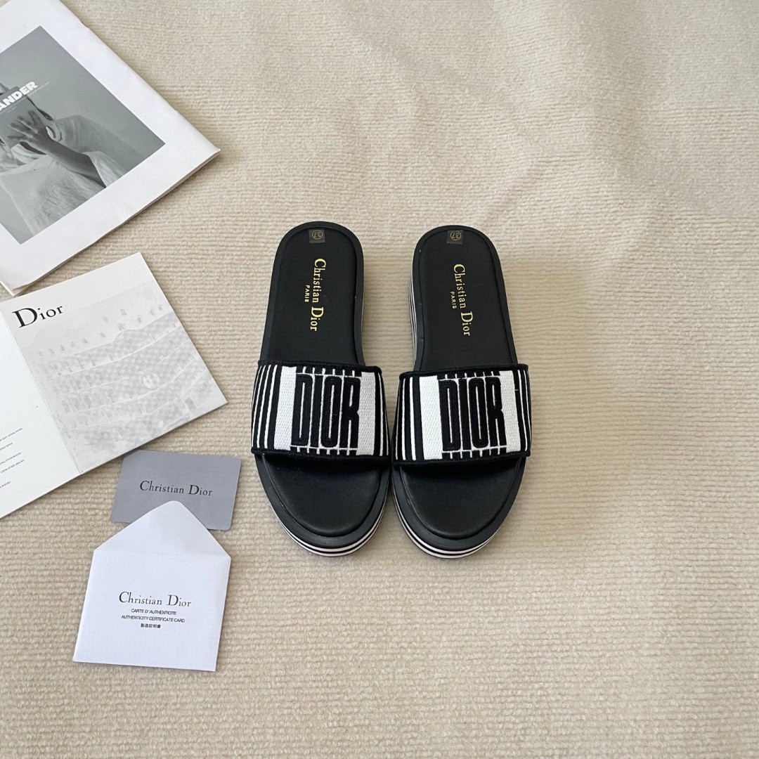 D  thick-soled embroidered slippers