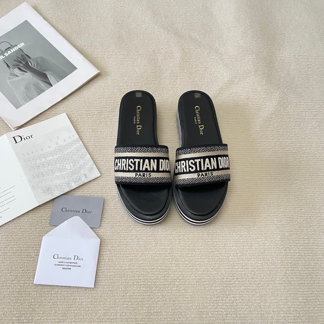 D  thick-soled embroidered slippers