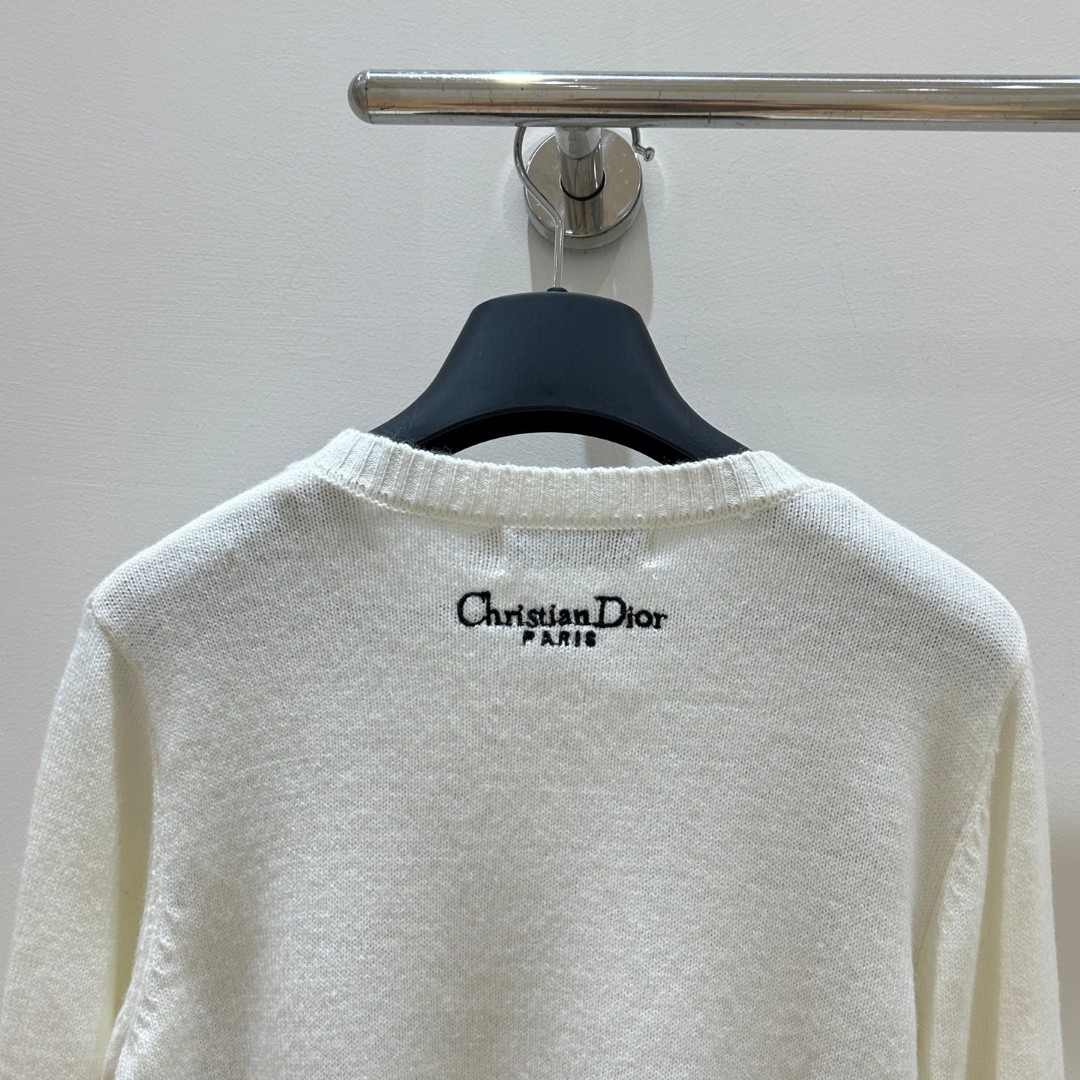 D25 early spring fashionable high-end women's clothing butterfly flower embroidery round neck knitted long sleeved top