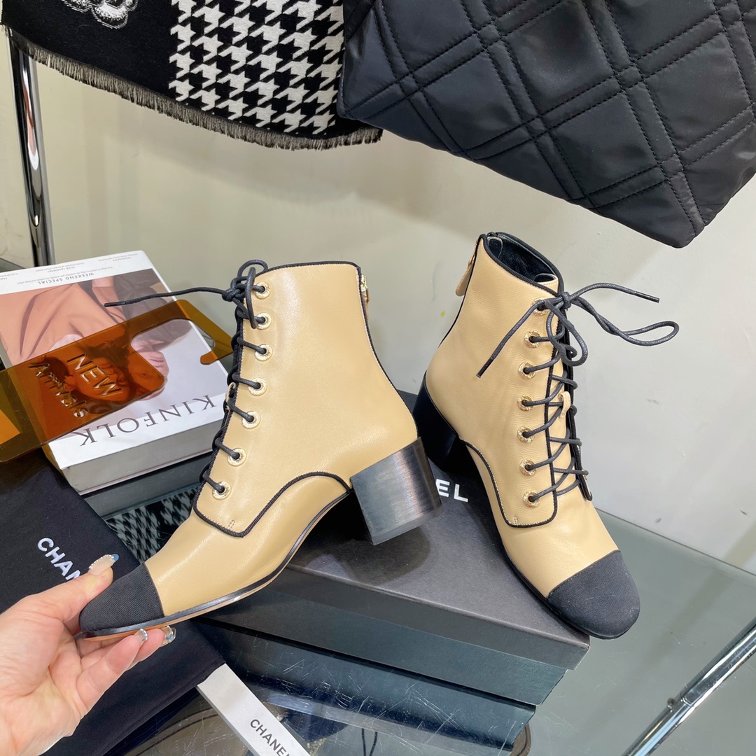 C design  lace-up boots