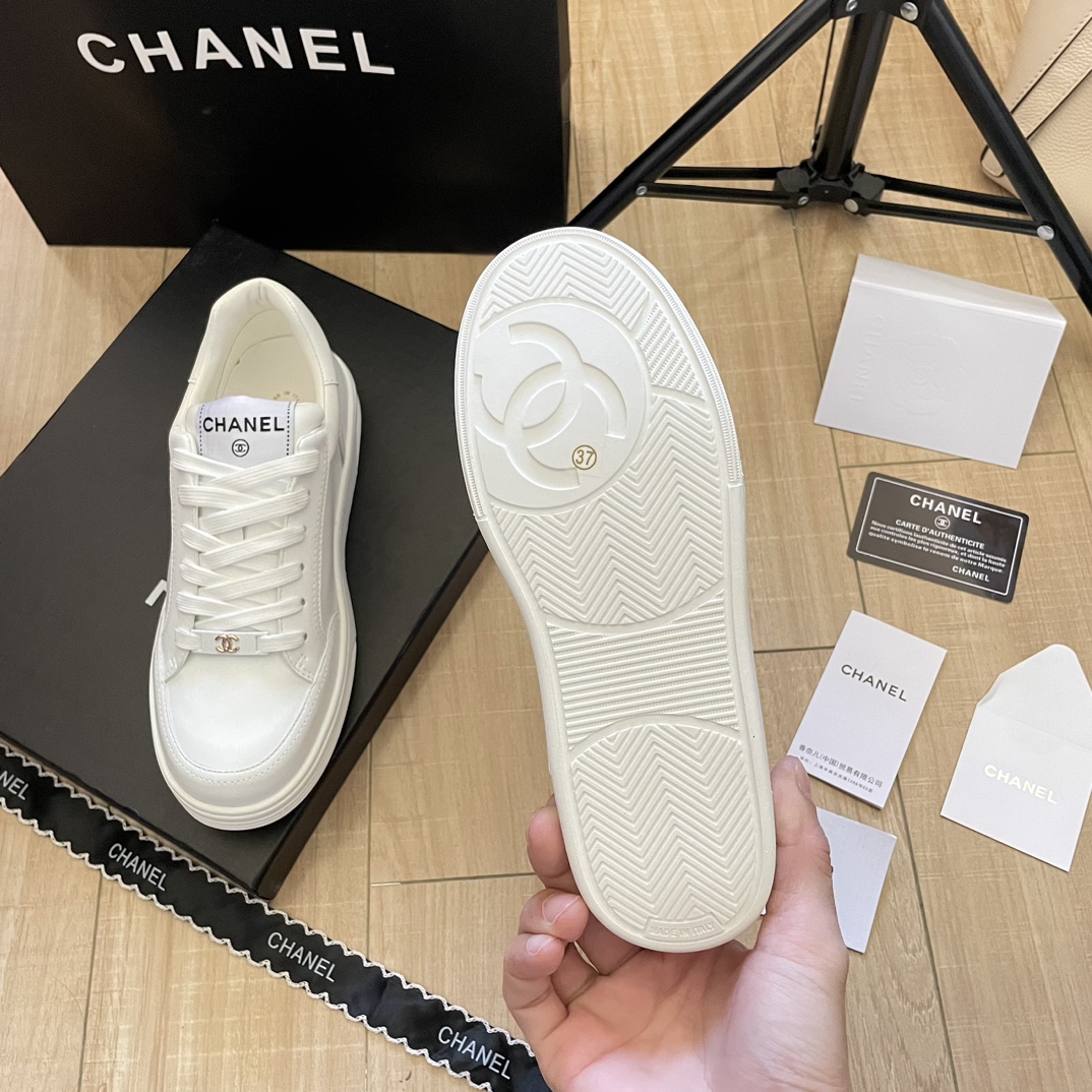 C design  gold buckle letter sneakers/casual shoes