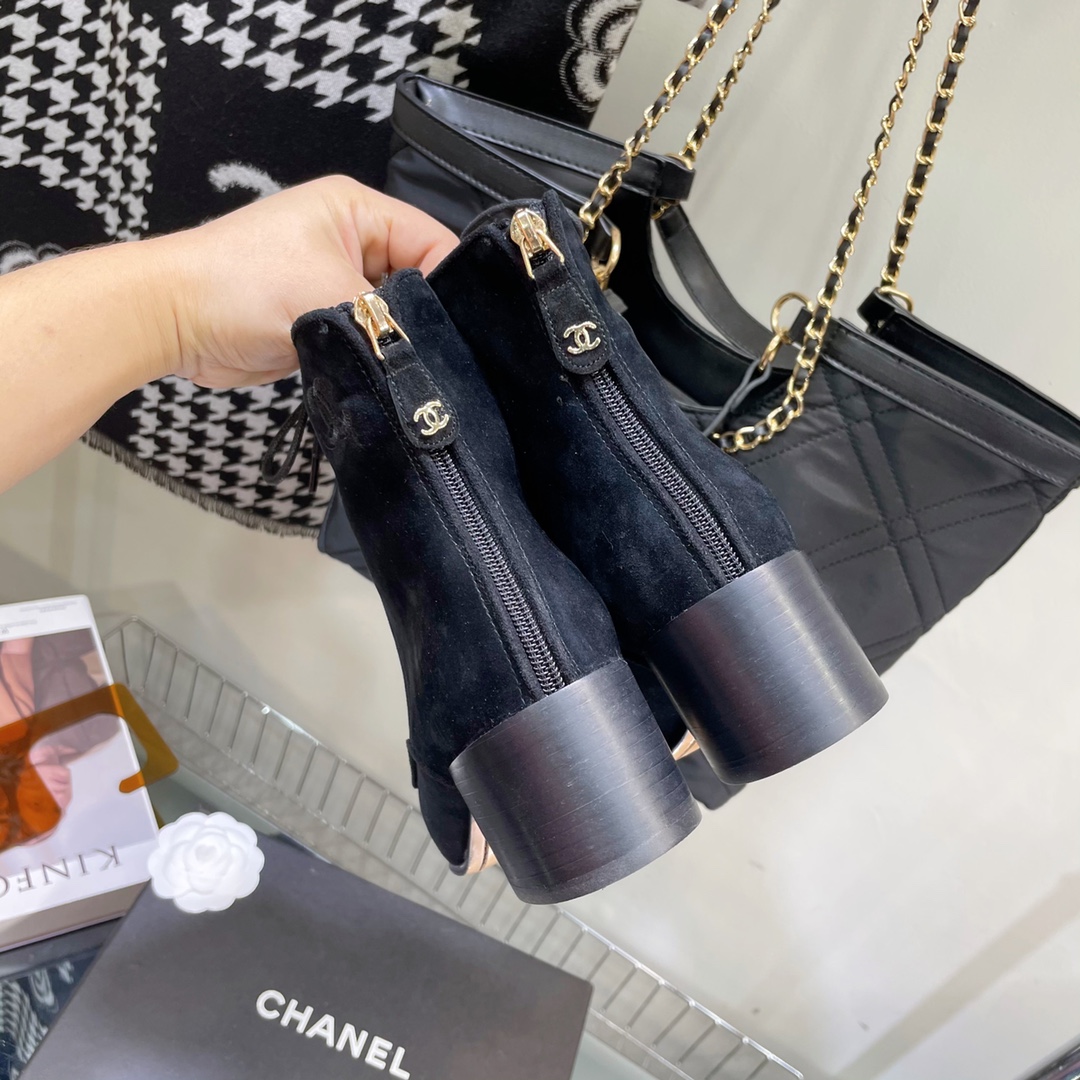 C design  lace-up boots