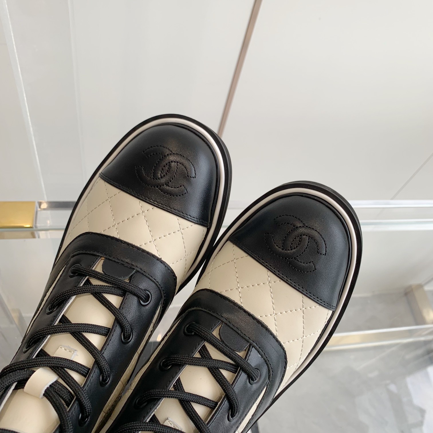 C design  new show the latest models of boots