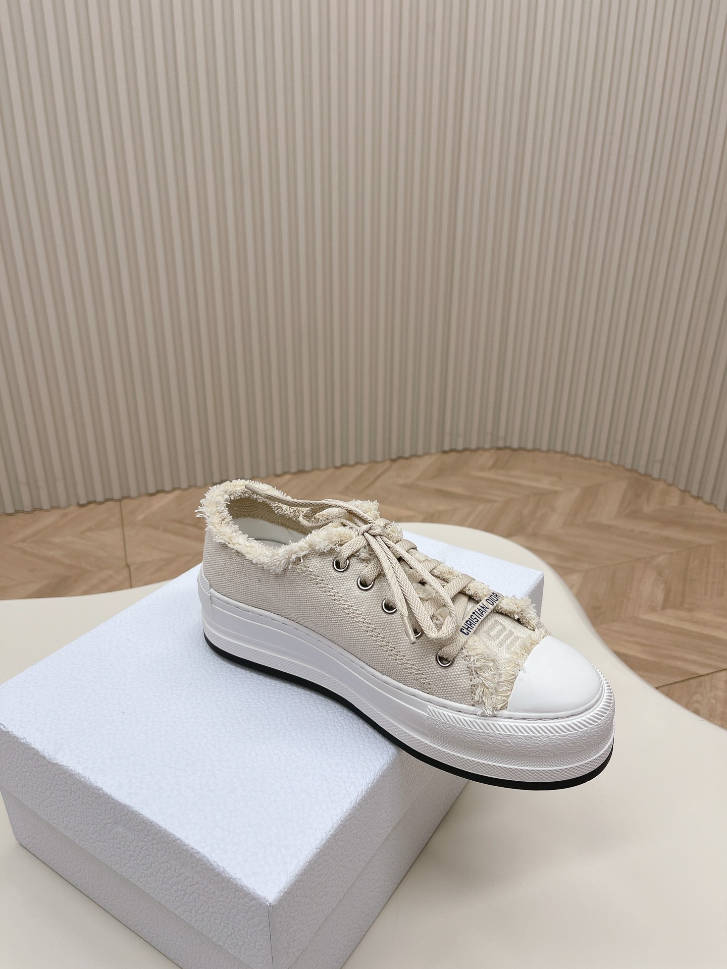 Dior 2024 Walk'n Collection Old Flower Embroidery Thick Canvas Shoes Casual Sneakers