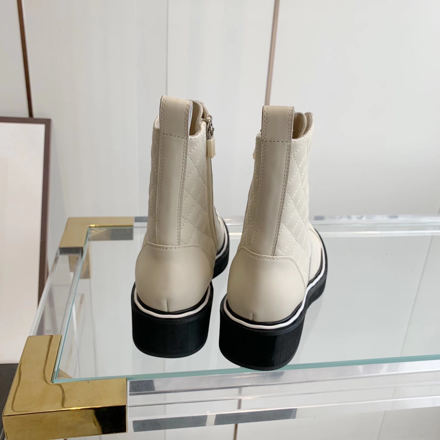 C design  new show the latest models of boots