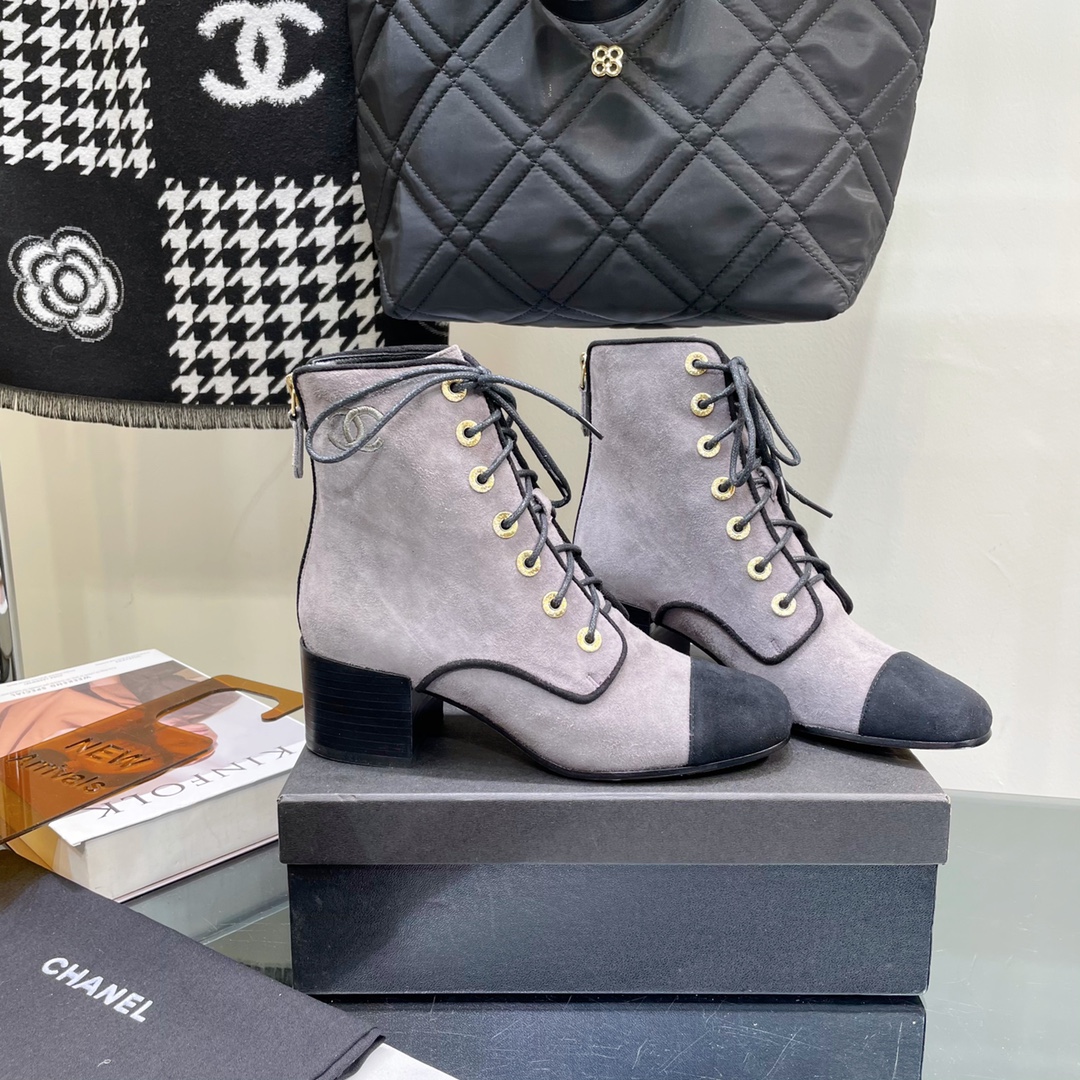 C design  lace-up boots