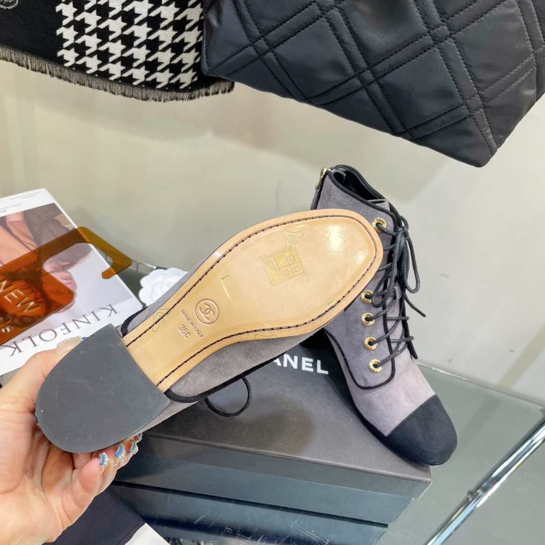 C design  lace-up boots