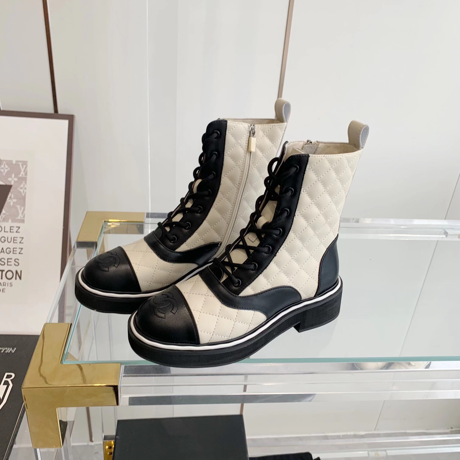 C design  new show the latest models of boots