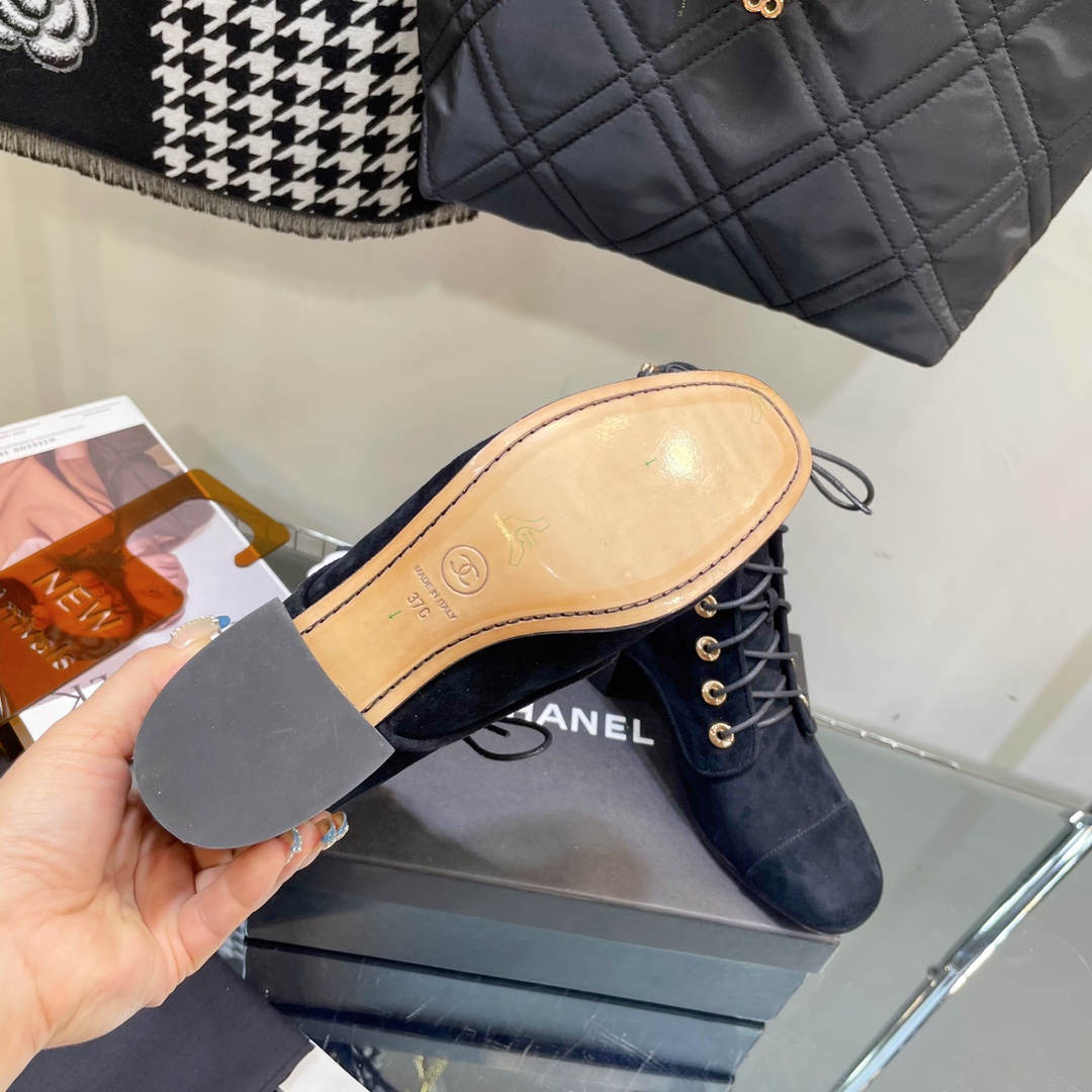 C design  lace-up boots