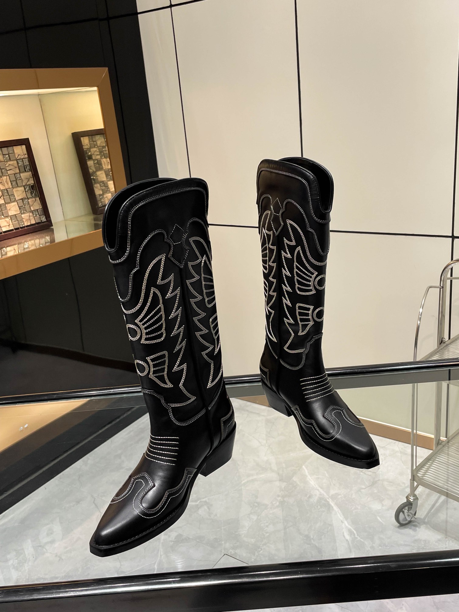 D Design embroidered women shoes thick heel boots