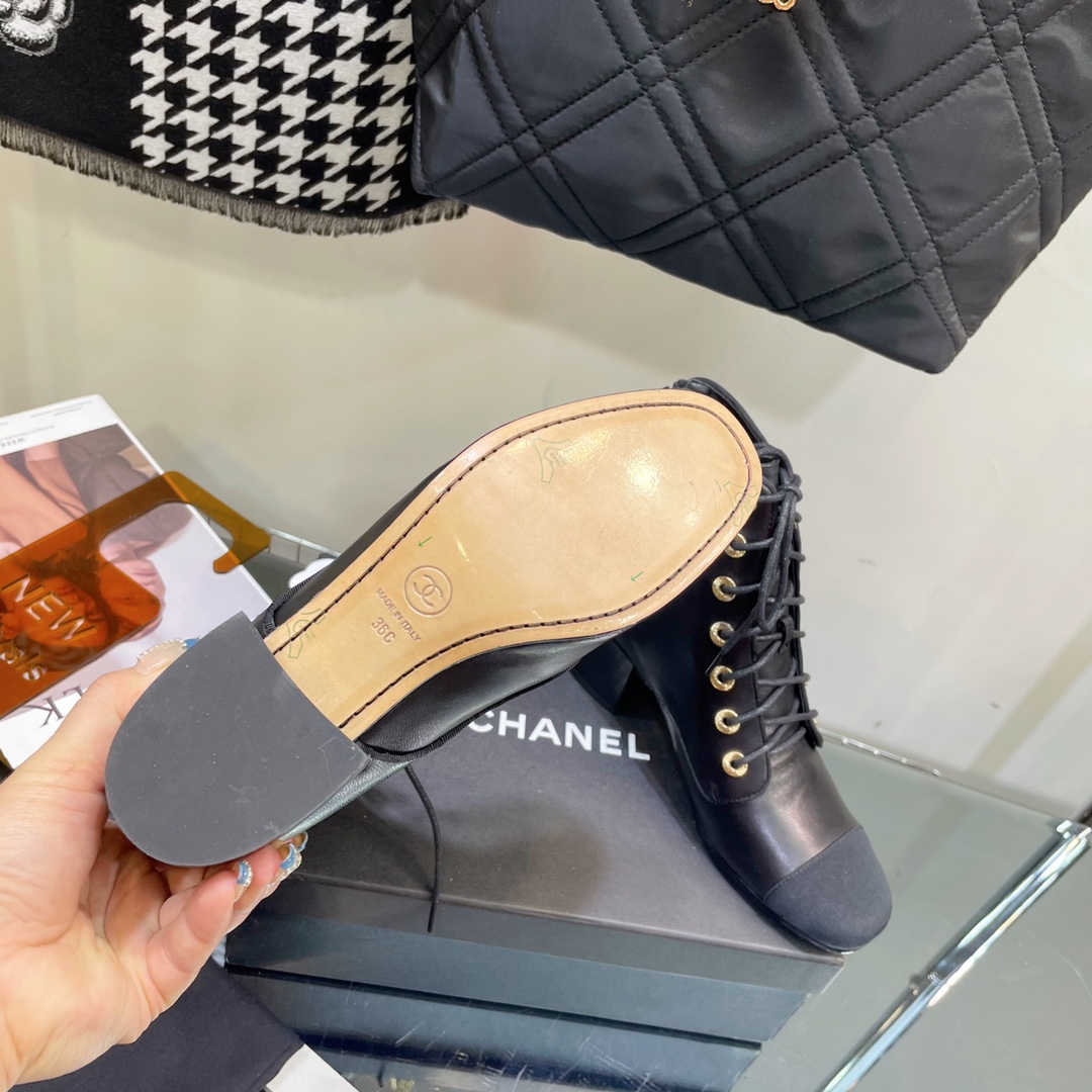 C design  lace-up boots