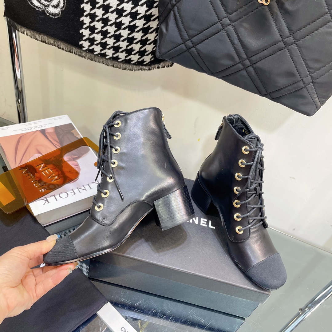 C design  lace-up boots