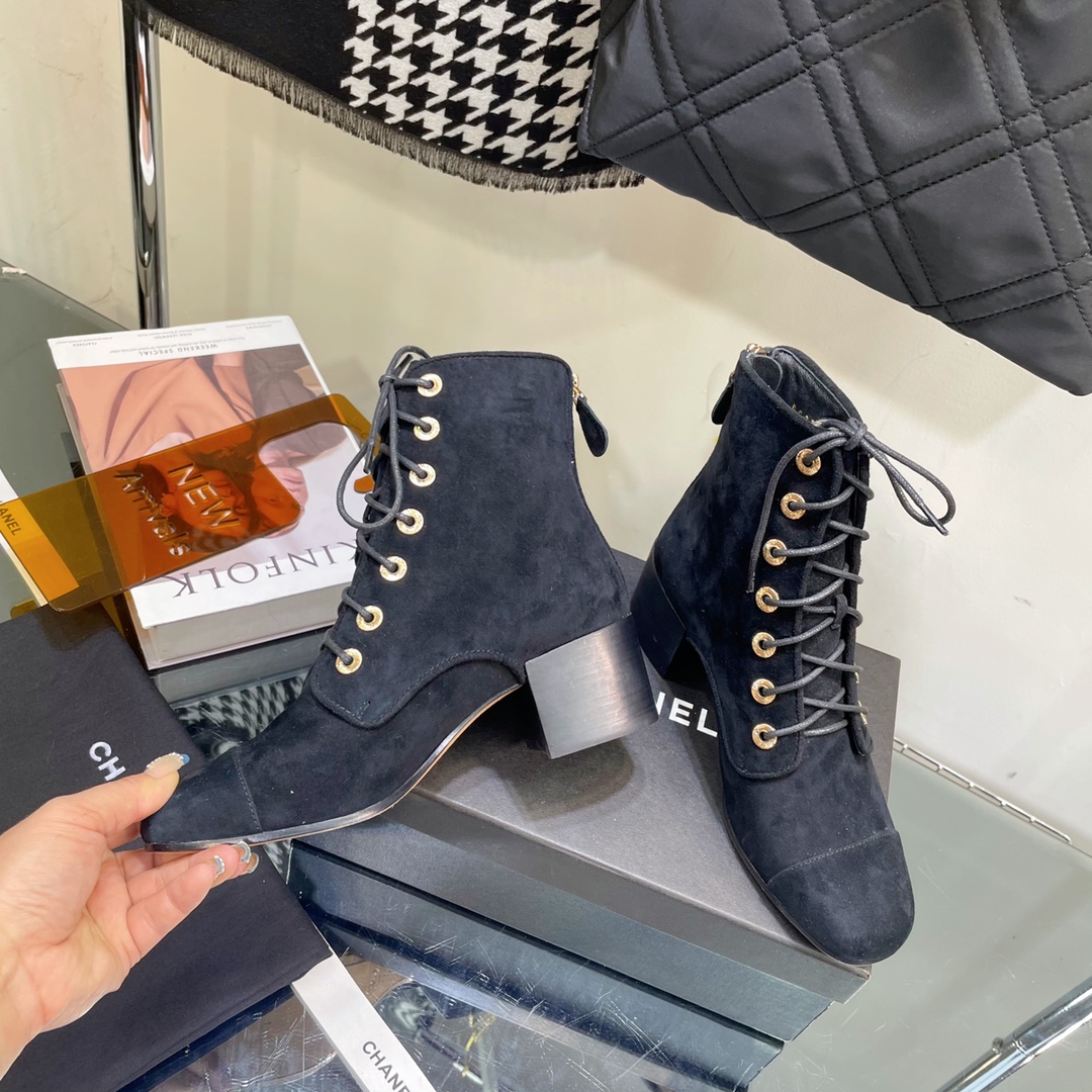 C design  lace-up boots