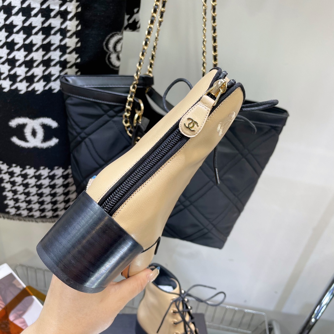 C design  lace-up boots