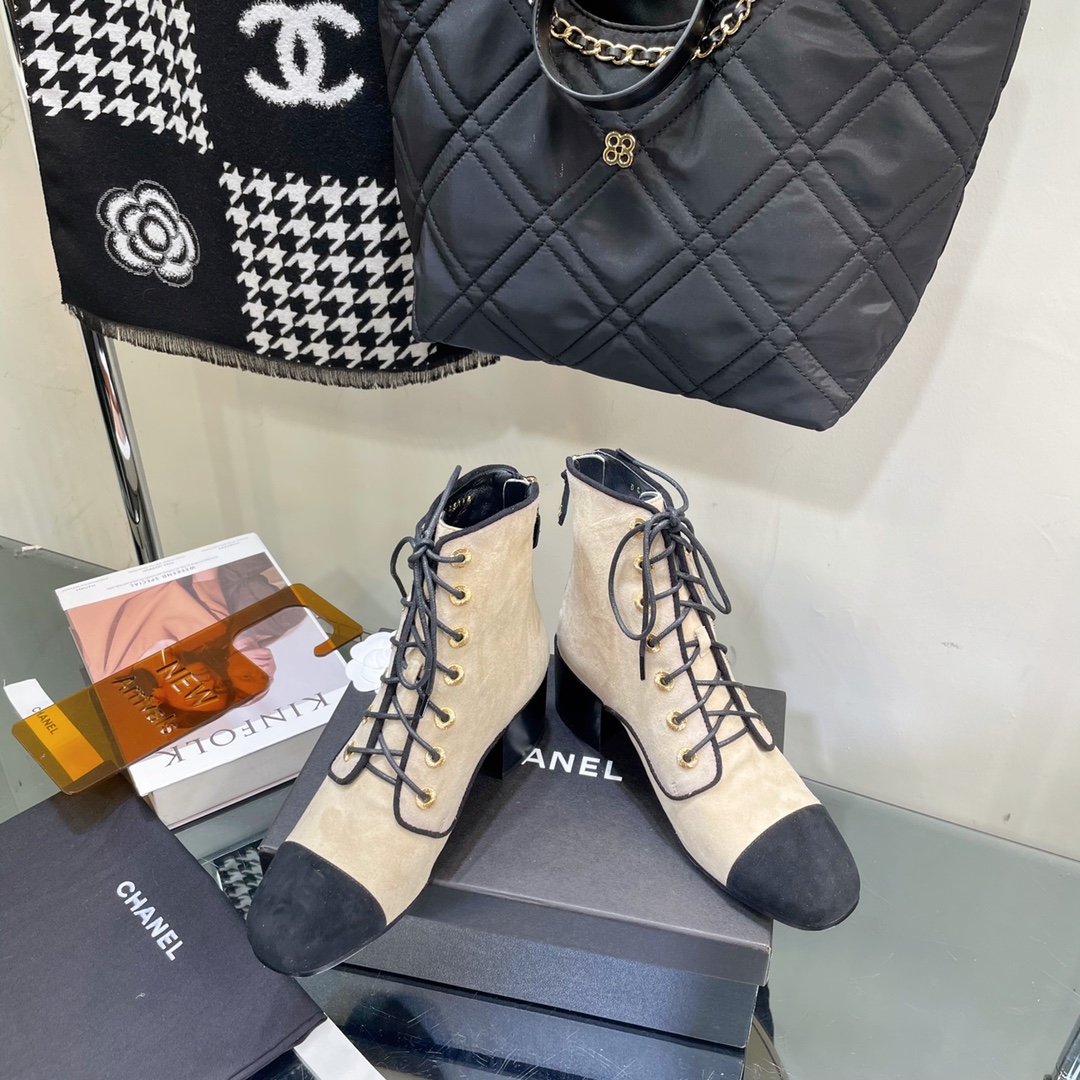 C design  lace-up boots