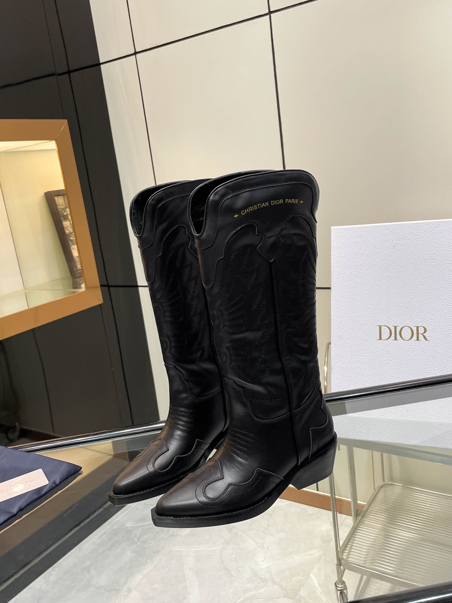 D Design embroidered women shoes thick heel boots