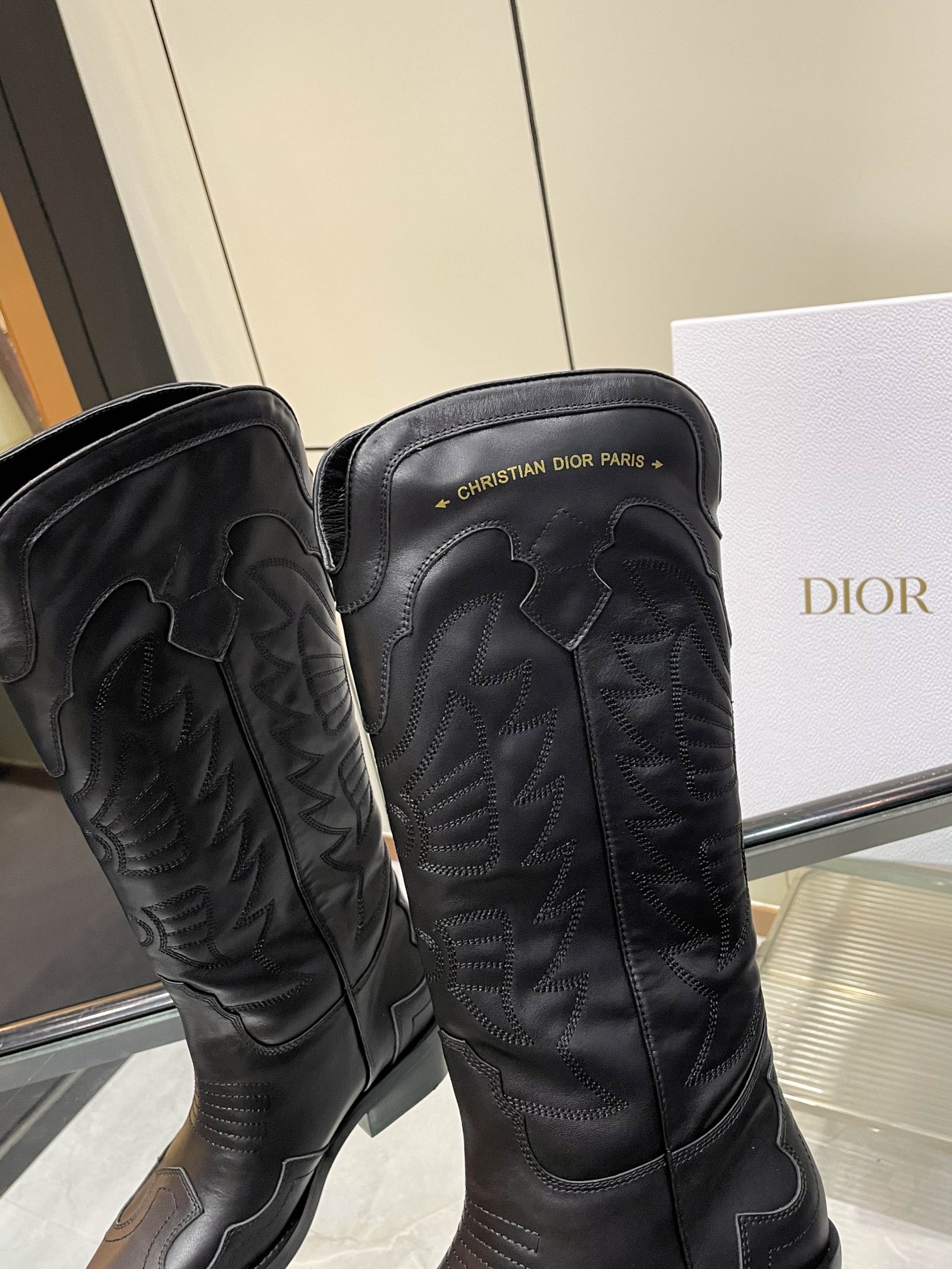 D Design embroidered women shoes thick heel boots