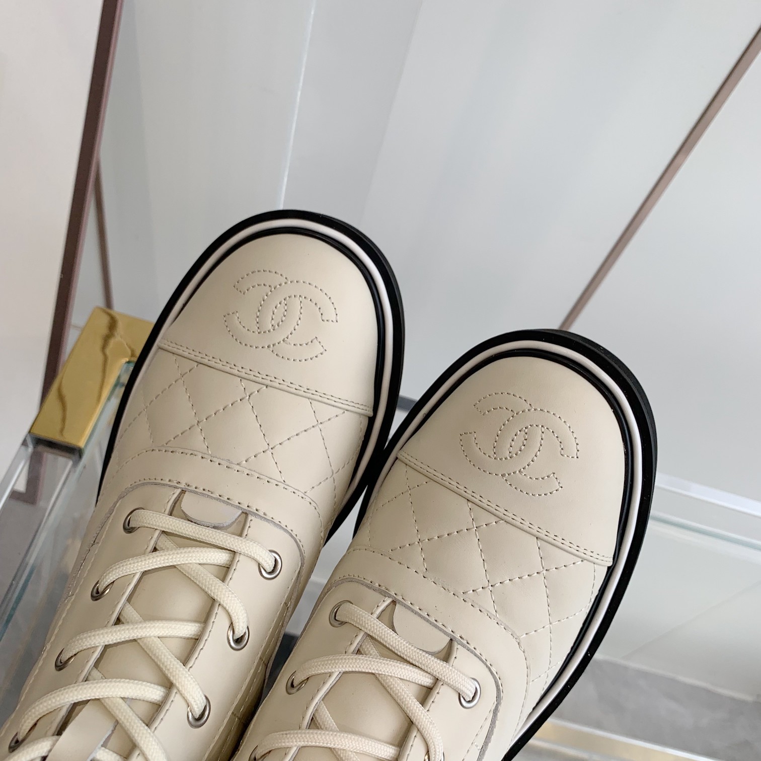 C design  new show the latest models of boots